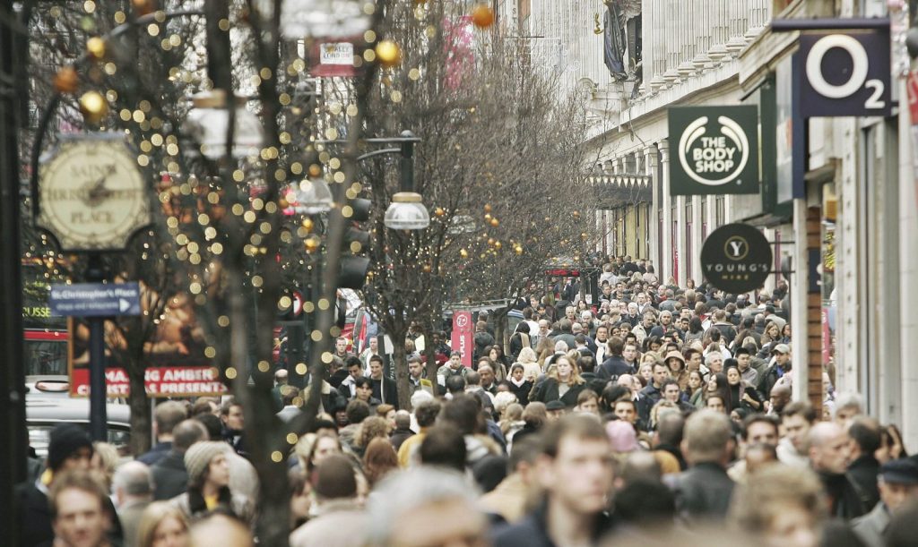 Last Minute Christmas Shoppers Crowd London Streets