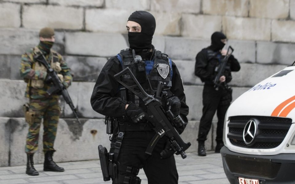 Brussels shuts down public transport as Belgium raises terror threat
