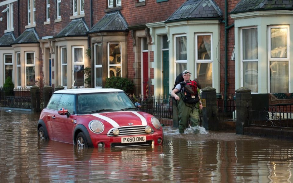 UK weather: Storm Desmond continues to hit Scotland and Northern ...
