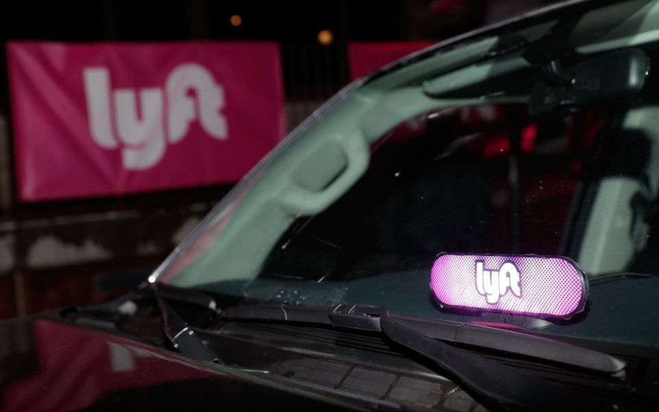 Lyft is trailing behind competitor Uber as its disappointing forecasts cause investors to lose confidence. 
