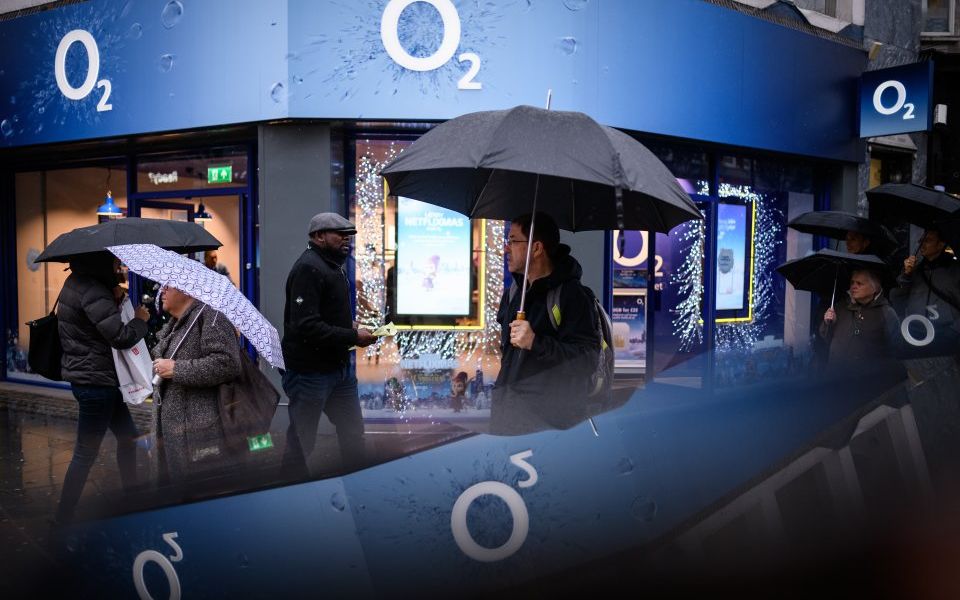O2 grows revenue and customer numbers as it prepares for 'cautious' 5G ...