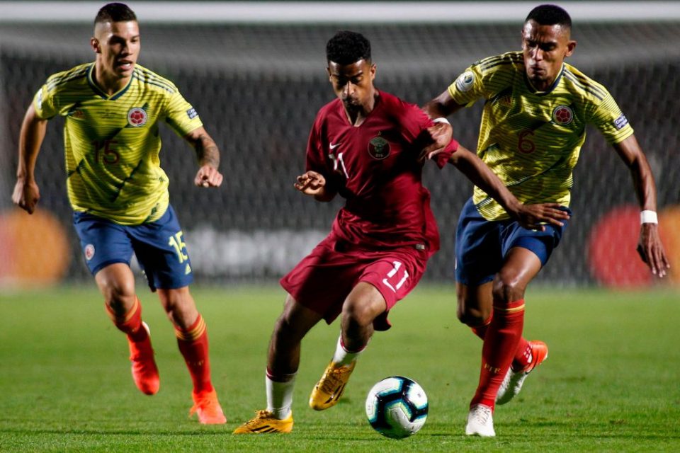 Qatar's Akram Afif (C) is chased by Colombia's Mateus Uribe (L) and William Tesillo during their Copa America football tournament group match at the Cicero Pompeu de Toledo Stadium, also known as Morumbi, in Sao Paulo, Brazil, on June 19, 2019. (Photo by Miguel SCHINCARIOL / AFP)        (Photo credit should read MIGUEL SCHINCARIOL/AFP/Getty Images)