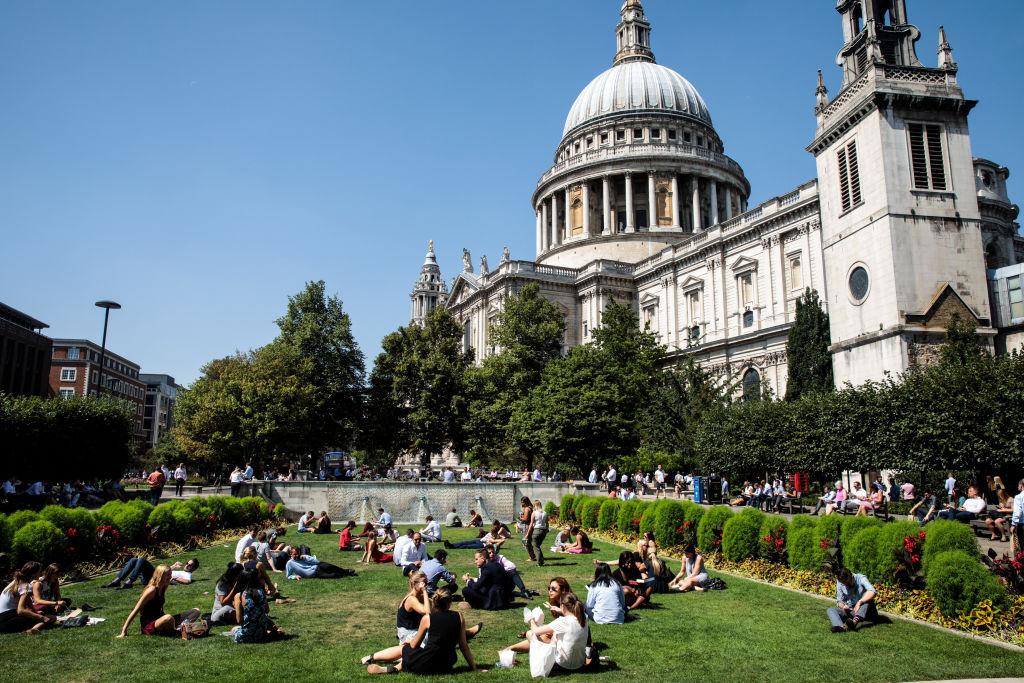 LONDON, ENGLAND - AUGUST 06: City workers eat their lunches in front of St Paul's Cathedral during the sweltering lunchtime break in the City of London on August 6, 2018 in London, United Kingdom. The Met Office has said that the UK heatwave will last until Wednesday morning, with temperatures of up to 35C possible in London. Forecasters are also predicting the warm summer weather seen this year could last until October. (Photo by Jack Taylor/Getty Images)
