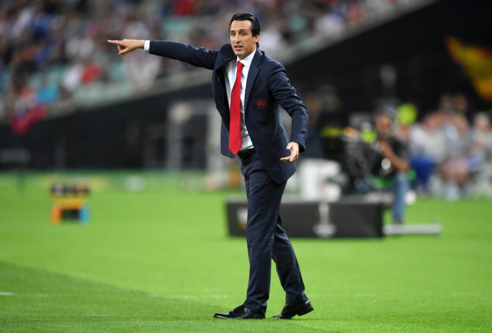 BAKU, AZERBAIJAN - MAY 29:  Unai Emery, Manager of Arsenal gives his team instructions during the UEFA Europa League Final between Chelsea and Arsenal at Baku Olimpiya Stadionu on May 29, 2019 in Baku, Azerbaijan. (Photo by Shaun Botterill/Getty Images)