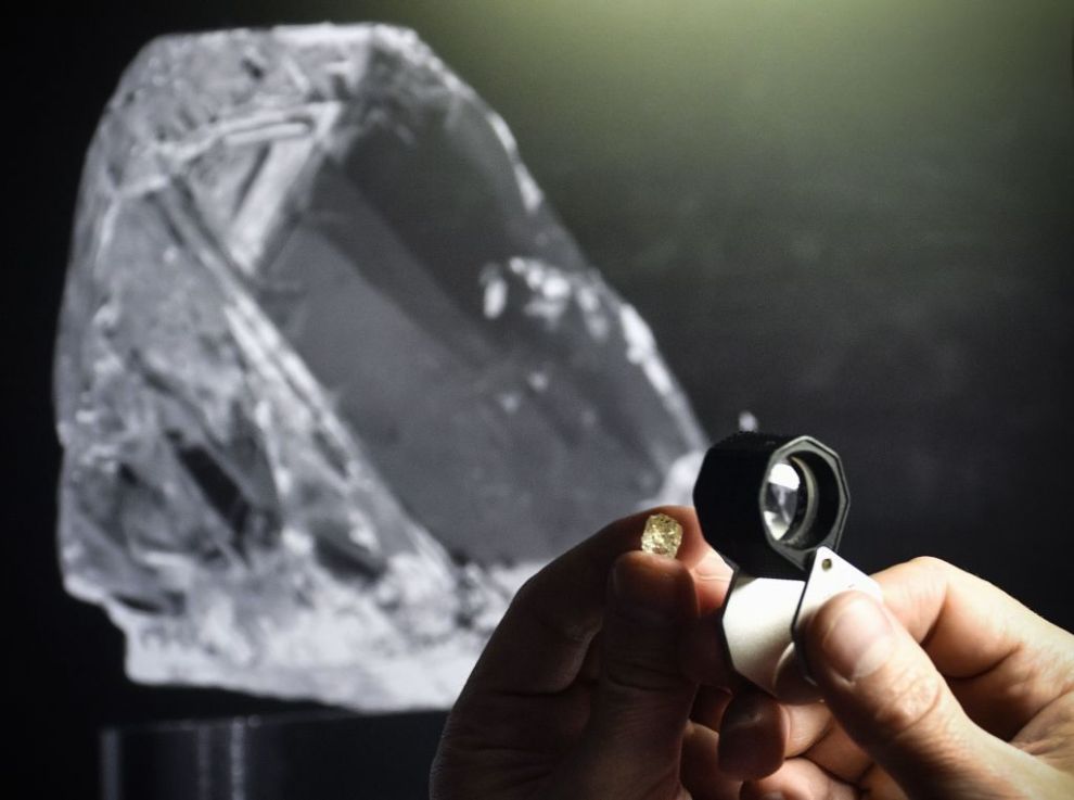 An employee inspects a rough diamond, with its 3d model at a monitor, at Alrosa Diamond Cutting Division in Moscow on July 3, 2019. - Russian Alrosa gets its diamonds in the permafrost abyssal holes dug with explosives in the permanently frozen ground of Yakutia, an isolated region in East Siberia, the home to the huge diamond deposits that ensure Russia's supremacy in world production. (Photo by Alexander NEMENOV / AFP)        (Photo credit should read ALEXANDER NEMENOV/AFP/Getty Images)
