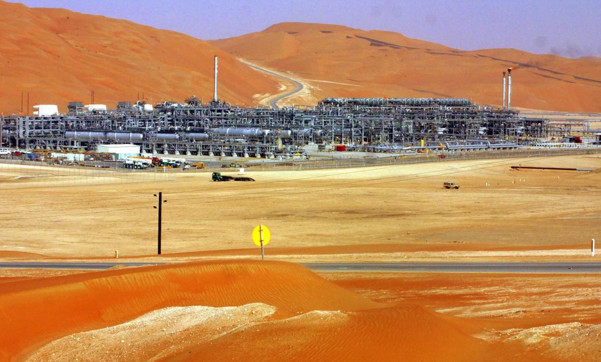 AL-RUB AL-KHALI, SAUDI ARABIA:  TO GO WITH AFP STORY SAUDI-OIL-SHAYBAH A general view shows 09 March 2004 the Shaybah mega-project, the first, and so far sole, oilfield development in Saudi Arabia's vast Al-Rub al-Khali desert, some 800 kilometers (500 miles) southeast of the eastern oil center of Dhahran. The Shaybah mega-project, which sits on top of some 15 billion barrels of proven oil reserves, more than a drop in the ocean of Saudi Arabia's estimated total reserves of about 260 billion barrels, has been producing oil to the tune of 600,000 barrels per day (bpd) for less than a dollar a barrel. AFP PHOTO/Bilal QABALAN  (Photo credit should read BILAL QABALAN/AFP/Getty Images)