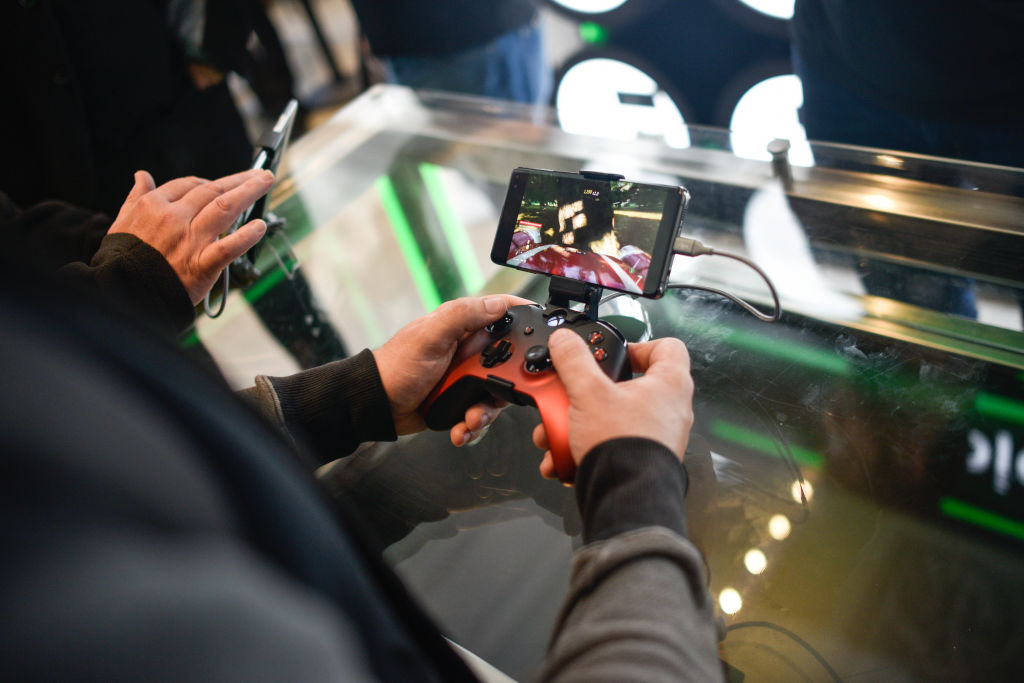 LONDON, ENGLAND - JULY 11: A customer plays on an Xbox xCloud device at the Microsoft store opening on July 11, 2019 in London, England. (Photo by Peter Summers/Getty Images)