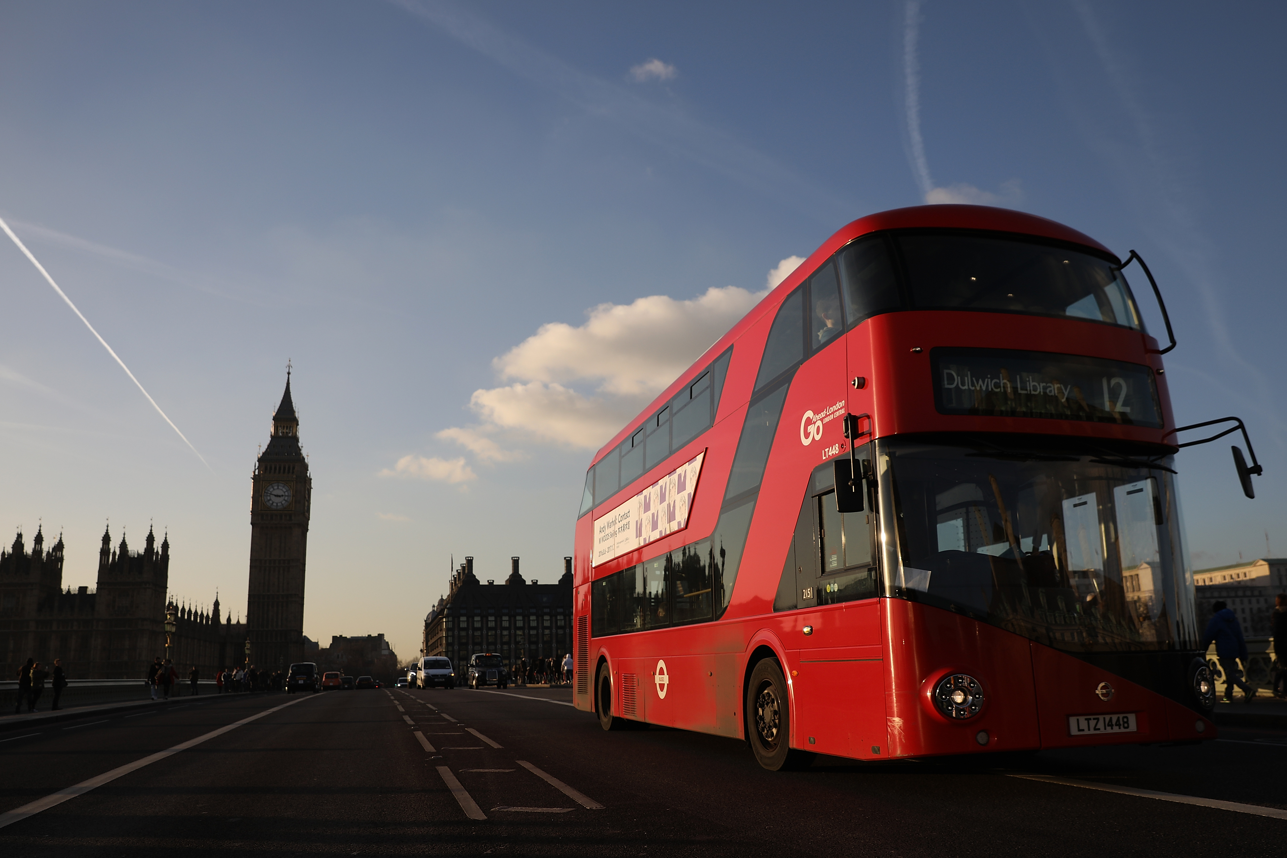 Красный автобус маршрутка. Лондонский даблдекер. Красный автобус Великобритании. Даблдекер в Лондоне. Красный двухэтажный автобус в Лондоне.