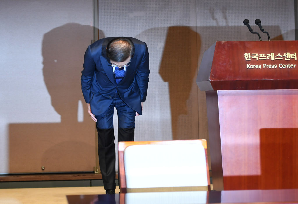 TOPSHOT - Samsung Electronics co-president Kim Ki-nam bows as he makes a formal apology for victims of work-related diseases of its semiconductor and LCD factories in Seoul on November 23, 2018. in Seoul on November 23, 2018. - Samsung Electronics apologised on November 23 to workers who developed cancer after working at its semiconductor factories, finally ending a decade-long dispute at the world's top chipmaker. (Photo by Jung Yeon-je / AFP)        (Photo credit should read JUNG YEON-JE/AFP/Getty Images)