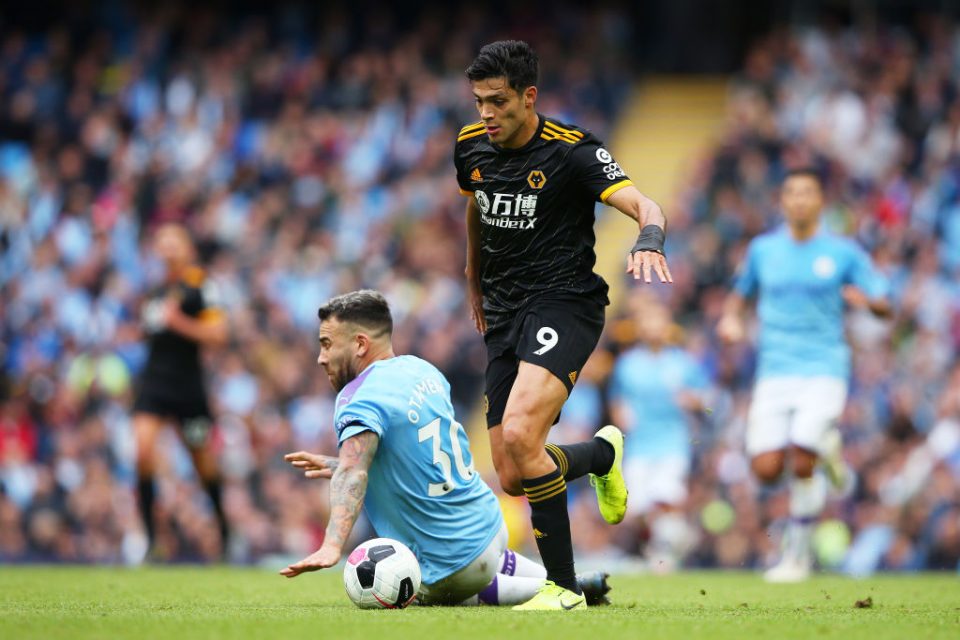 MANCHESTER, ENGLAND - OCTOBER 06: Raul Jimenez of Wolverhampton Wanderers breaks past Nicolas Otamendi of Manchester City before setting up for the first goal during the Premier League match between Manchester City and Wolverhampton Wanderers at Etihad Stadium on October 06, 2019 in Manchester, United Kingdom. (Photo by Alex Livesey/Getty Images)