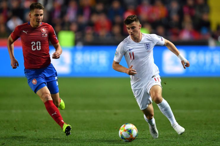 PRAGUE, CZECH REPUBLIC - OCTOBER 11: Mason Mount of England and Lukas Masopust of Czech Republic during the UEFA Euro 2020 qualifier between Czech Republic and England at Sinobo Stadium on October 11, 2019 in Prague, Czech Republic. (Photo by Justin Setterfield/Getty Images)