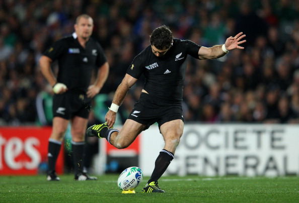 AUCKLAND, NEW ZEALAND - OCTOBER 23:  Flyhalf Stephen Donald of the All Blacks kicks a penalty goal during the 2011 IRB Rugby World Cup Final match between France and New Zealand at Eden Park on October 23, 2011 in Auckland, New Zealand.  (Photo by David Rogers/Getty Images)