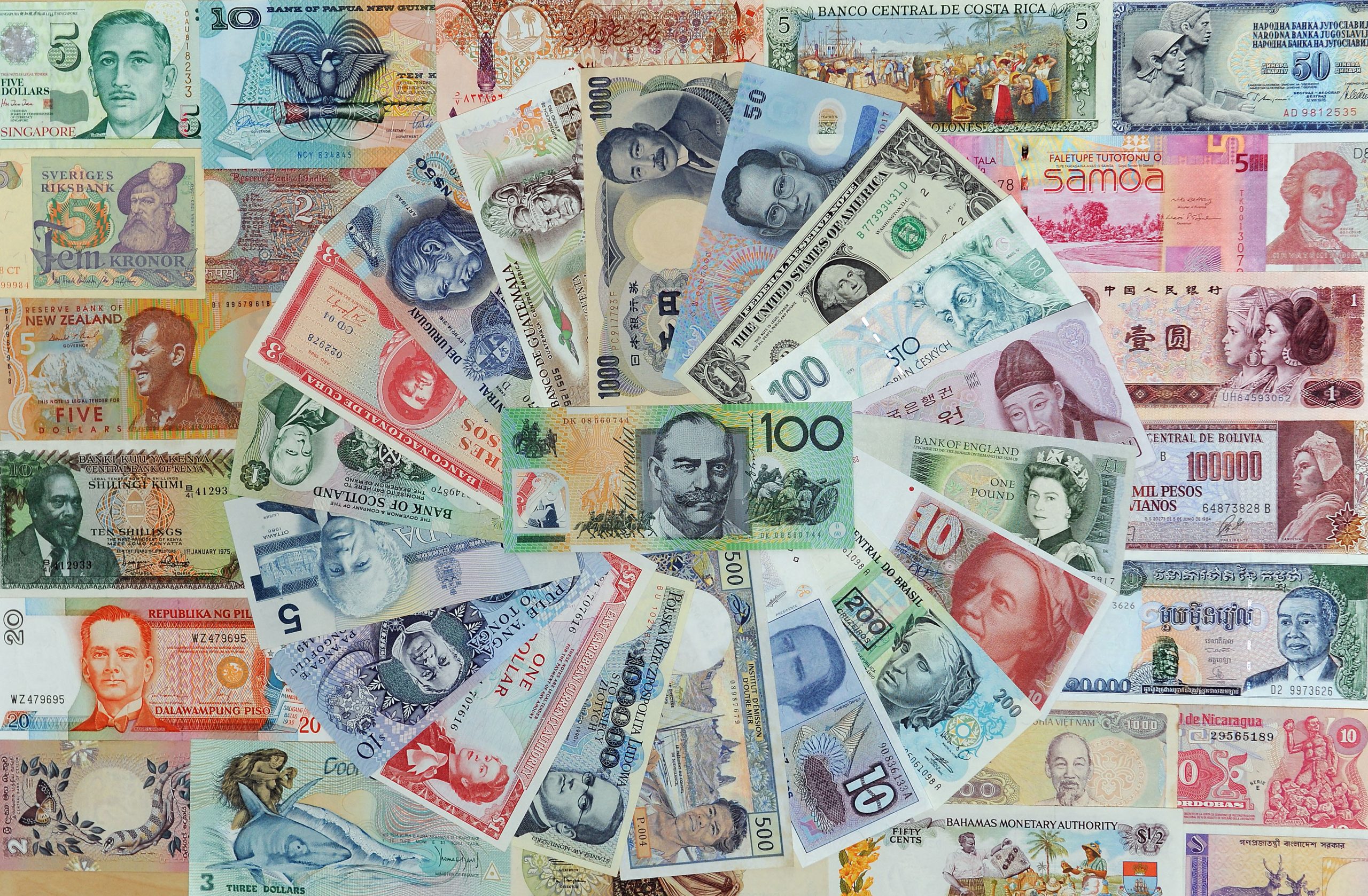 Рубли в разных странах. Разные купюры. Деньги разные. Деньги разных государств.