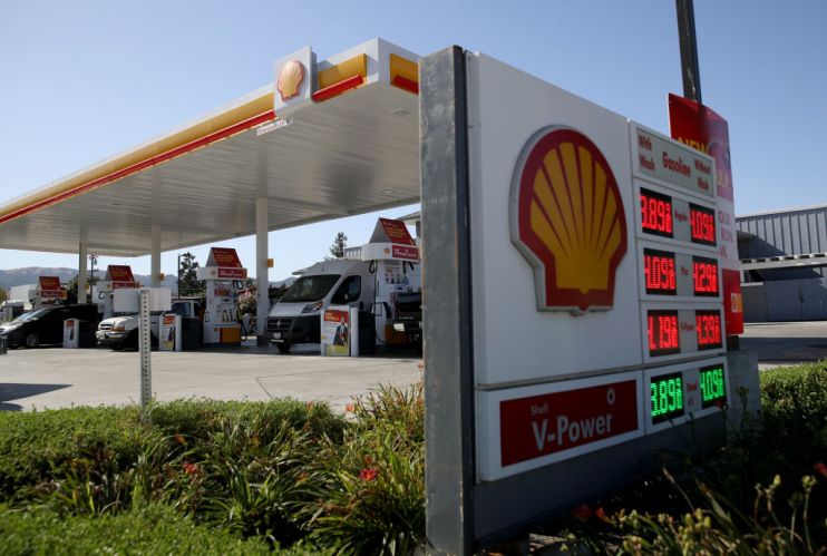 Shell saw its final quarter income halve as the continued slump in global oil prices knocked the company's full year profits.