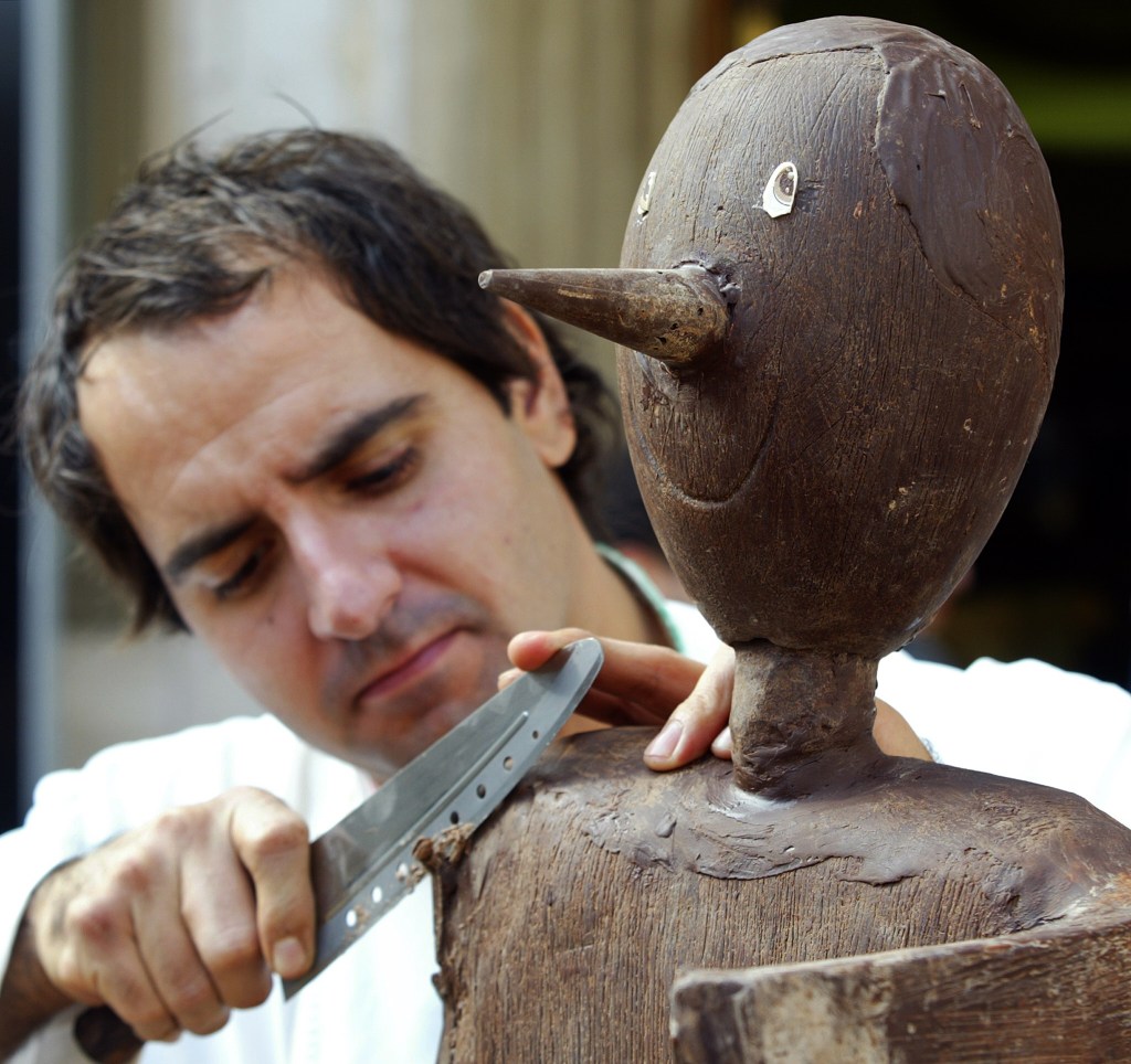 Simone De Castro, sculptor from Montopoli works on