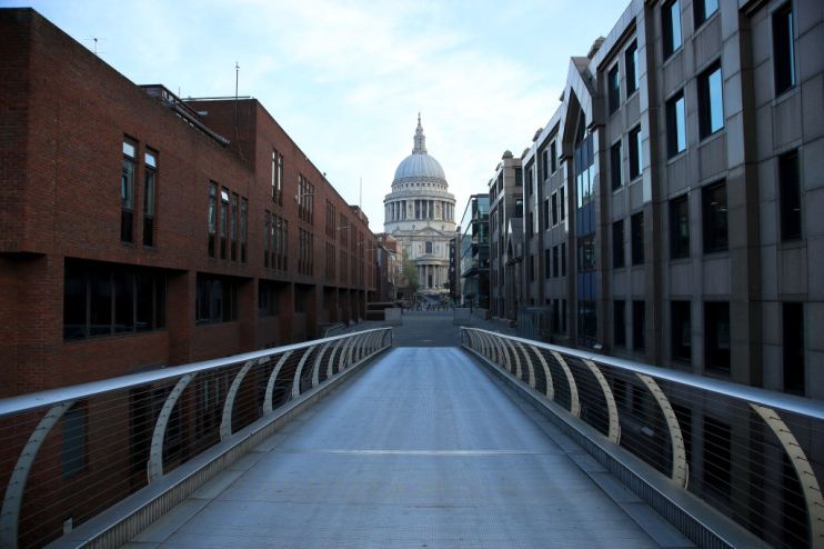 FTSE 100 falls and gold hits record as economic doubts grow