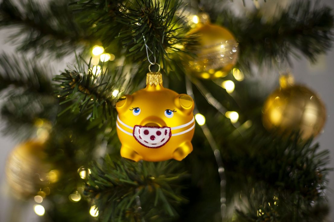 Face-mask themed Christmas decorations (Photo by Gabriel Kuchta/Getty Images)