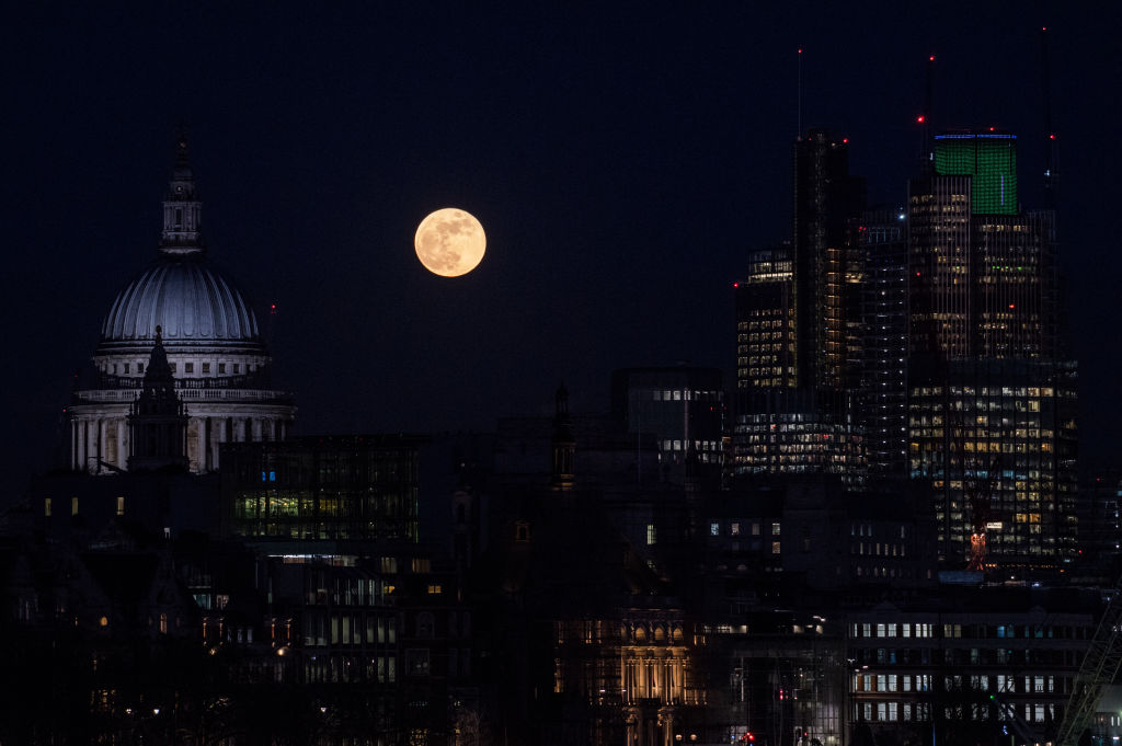LONDON, UNITED KINGDOM - JANUARY 31:  A supermoon rises behind St. Paul's Cathedral and skycrapers on January 31, 2018 in London, United Kingdom. The super blue blood moon is a rare combination of a supermoon, a blood moon and a blue moon all simultaneously occuring.  (Photo by Chris J Ratcliffe/Getty Images)