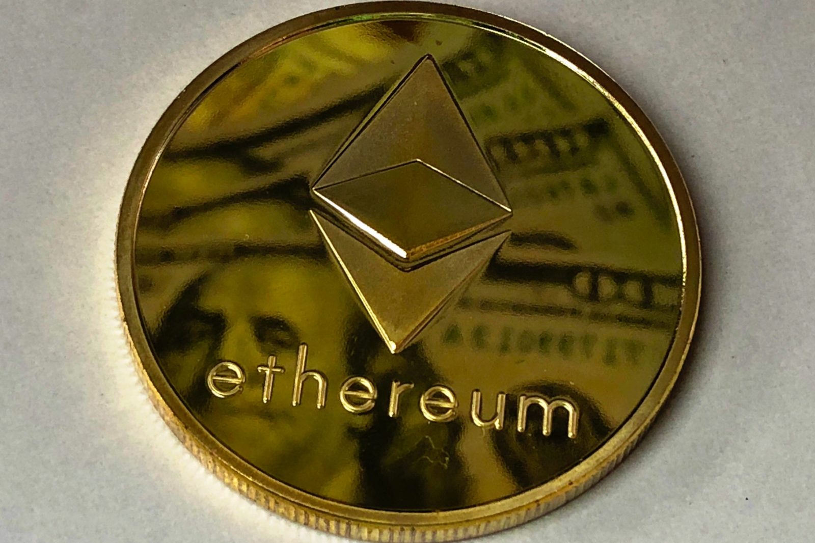 investiți în bitcoin sau etherium)