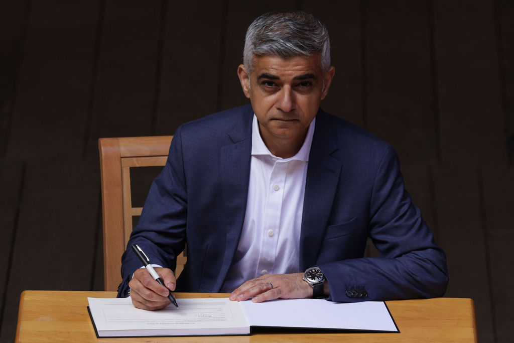 Mayor of London Sadiq Khan attends his swearing in ceremony at Shakespeare's Globe on May 10, 2021 in London, England. (Photo by Dan Kitwood/Getty Images)