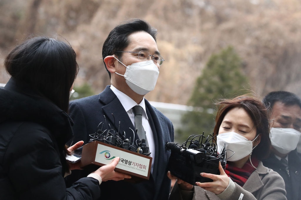 SEOUL, SOUTH KOREA - JANUARY 18: Jay Y. Lee, vice chairman of Samsung, arrives at the Seoul Central District Court on January 18, 2021 in Seoul, South Korea. He has today been released from prison on parole after serving less than half of a 30 month sentence. (Photo by Chung Sung-Jun/Getty Images)