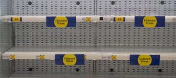 Les étagères des supermarchés se vident alors que la pénurie de camions Covid et Brexit entrave le réapprovisionnement