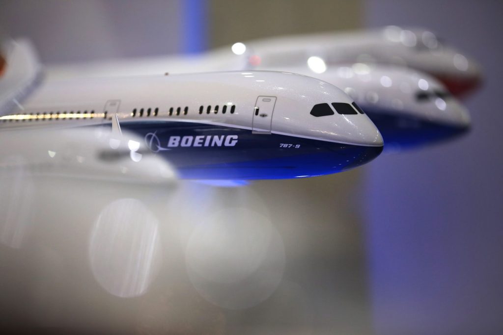 Boeing’s losses in the commercial plane business have shrunk by around 7 per cent to $643m following an increase in aircraft deliveries.