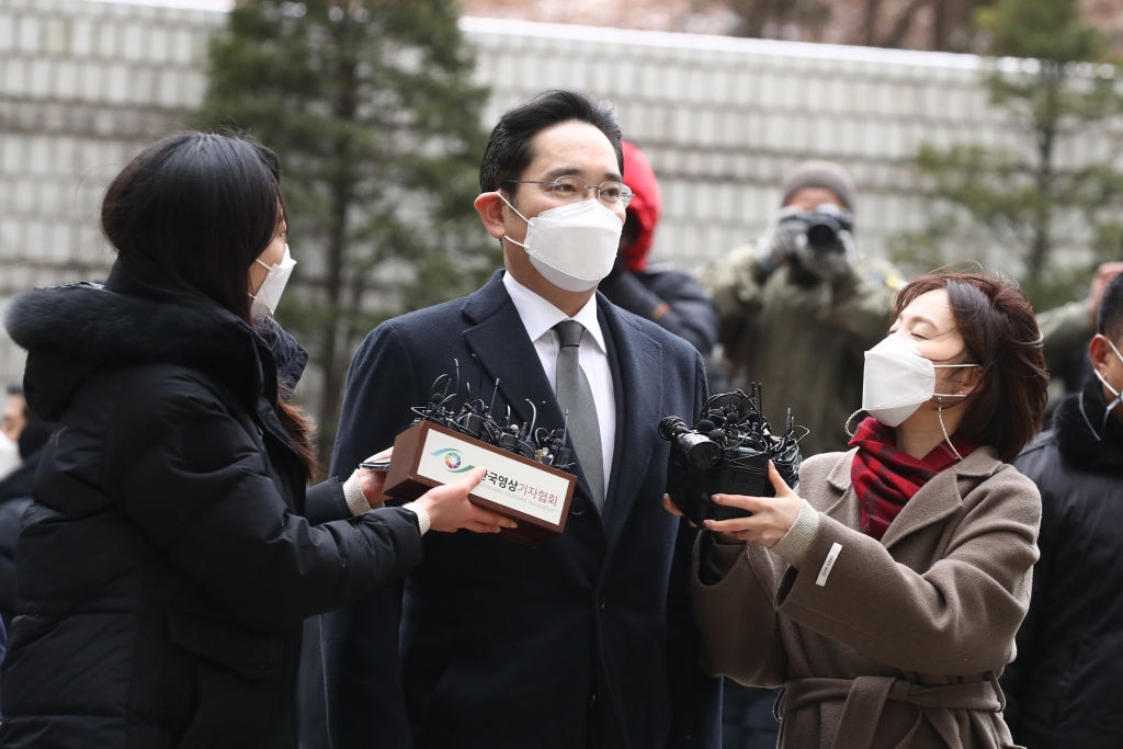 Jay Y. Lee, vice chairman of Samsung, arrives at the Seoul Central District Court on January 18, 2021 in Seoul, South Korea. Lee was convicted for bribing politicians to  win government support for a smooth father-to-son transfer of managerial power at Samsung. The charges led to the collapse of the serving South Korean government (Photo by Chung Sung-Jun/Getty Images)