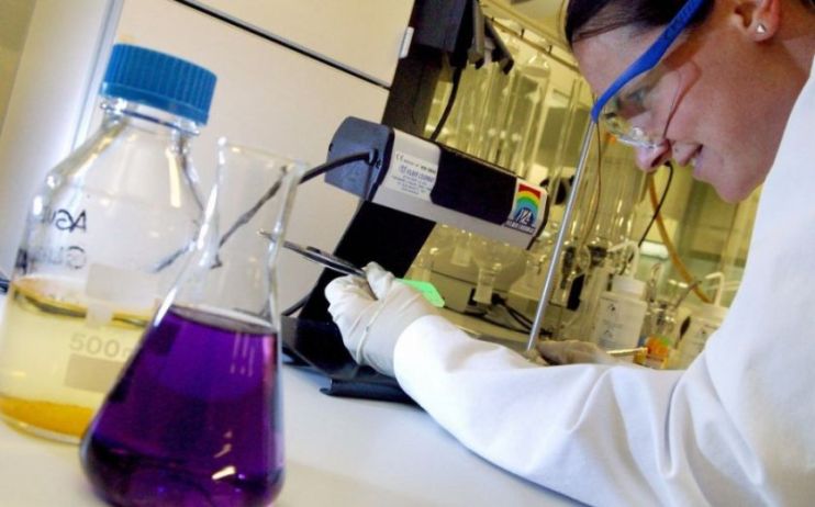 The government announces an unlimited fast-track visa scheme to attract the world's top scientists and researchers