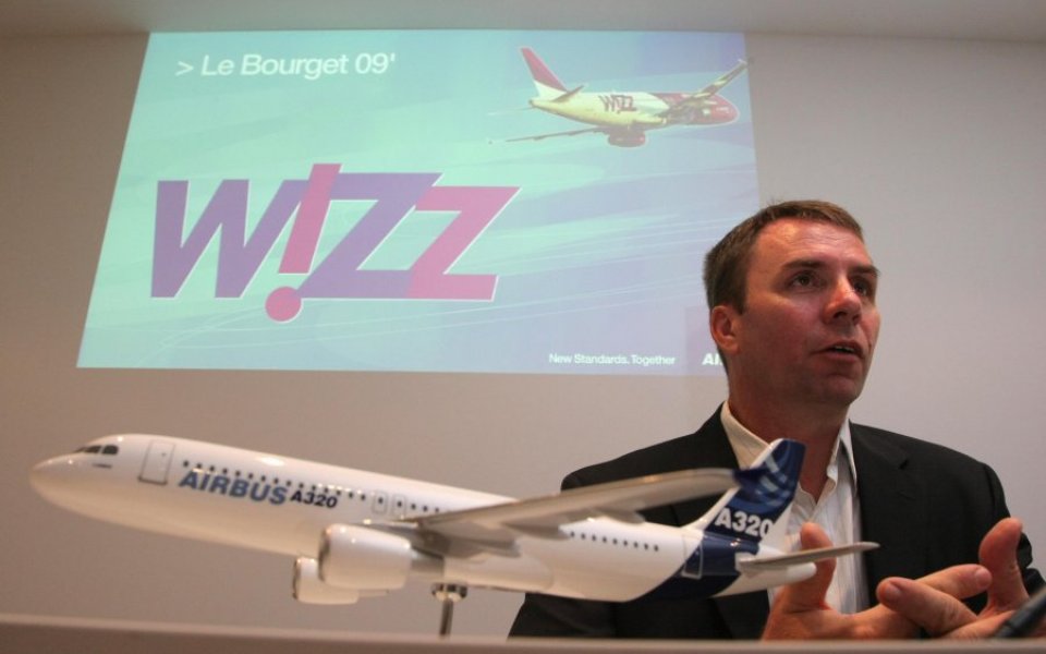 Wizz Air chief executive Joszef Váradi has today signed a new five-year contract with the Hungarian airline, a day after his whopping new bonus plan was approved by shareholders.
