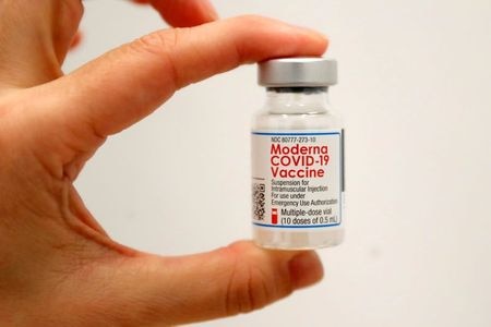 A healthcare worker holds a vial of the Moderna Covid-19 Vaccine at a pop-up vaccination site operated by SOMOS Community Care during the coronavirus disease (COVID-19) pandemic in Manhattan in New York City, New York, U.S., January 29, 2021. (REUTERS/Mike Segar)