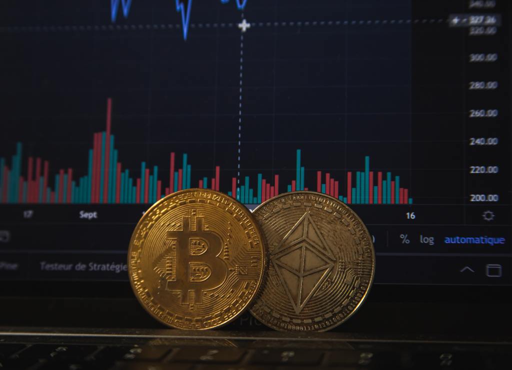 Data from CryptoCompare shows that the price of Bitcoin started last week at around $55,000 and mostly traded sideways throughout across the week before suddenly plunging over the weekend.