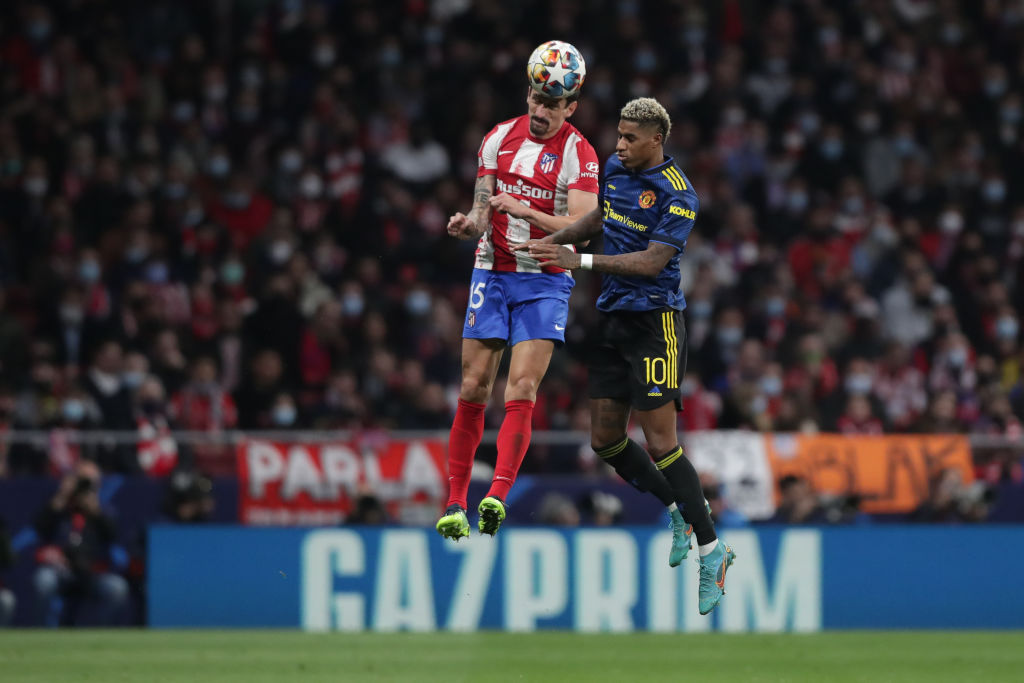 MADRID, SPAIN - FEBRUARY 23: Stefan Savic <at wins the header before Marcus Rashford of Manchester United during the UEFA Champions League Round Of Sixteen Leg One match between Atletico Madrid and Manchester United at Wanda Metropolitano on February 23, 2022 in Madrid, Spain. (Photo by Gonzalo Arroyo Moreno/Getty Images)