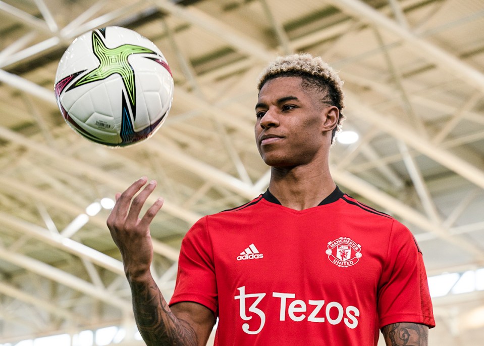 Blockchain platform Tezos will appear on the training kit of Manchester United's men's and women's teams
