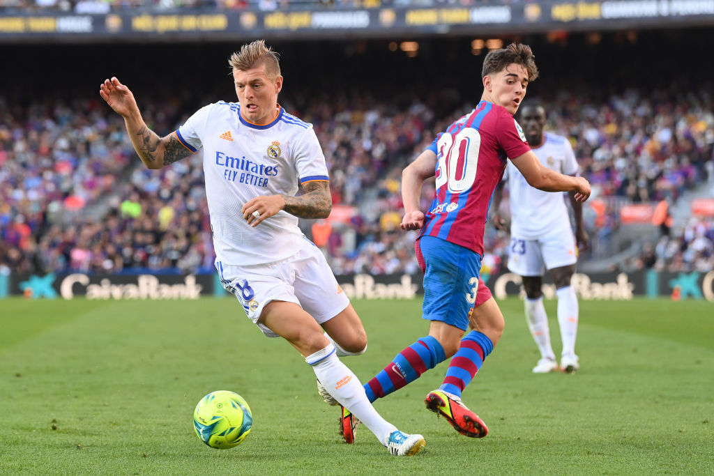 BARCELONA, SPAIN - OCTOBER 24: Toni Kroos of Real Madrid CF competes for the ball with Pablo Martin Paez Gaviria 'Gavi' of FC Barcelona during the La Liga Santander match between FC Barcelona and Real Madrid CF at Camp Nou on October 24, 2021 in Barcelona, Spain. (Photo by David Ramos/Getty Images)
