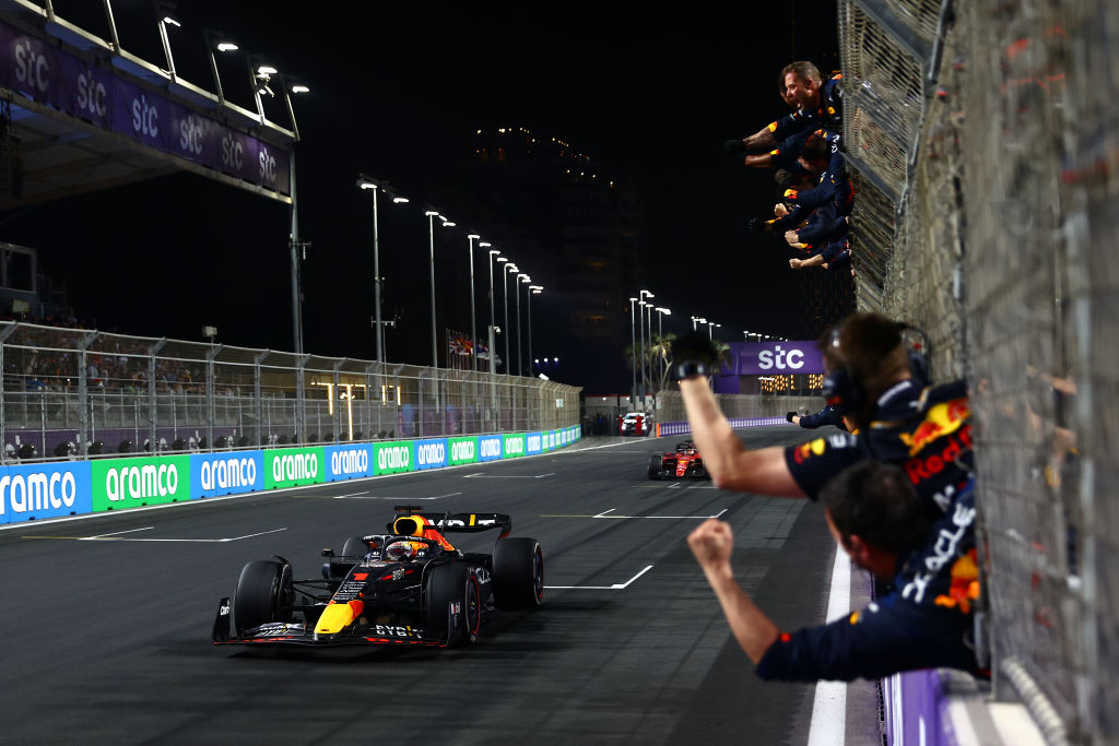 JEDDAH, SAUDI ARABIA - MARCH 27: Race winner Max Verstappen of the Netherlands driving the (1) Oracle Red Bull Racing RB18 passes his team celebrating on the pitwall during the F1 Grand Prix of Saudi Arabia at the Jeddah Corniche Circuit on March 27, 2022 in Jeddah, Saudi Arabia. (Photo by Mark Thompson/Getty Images)