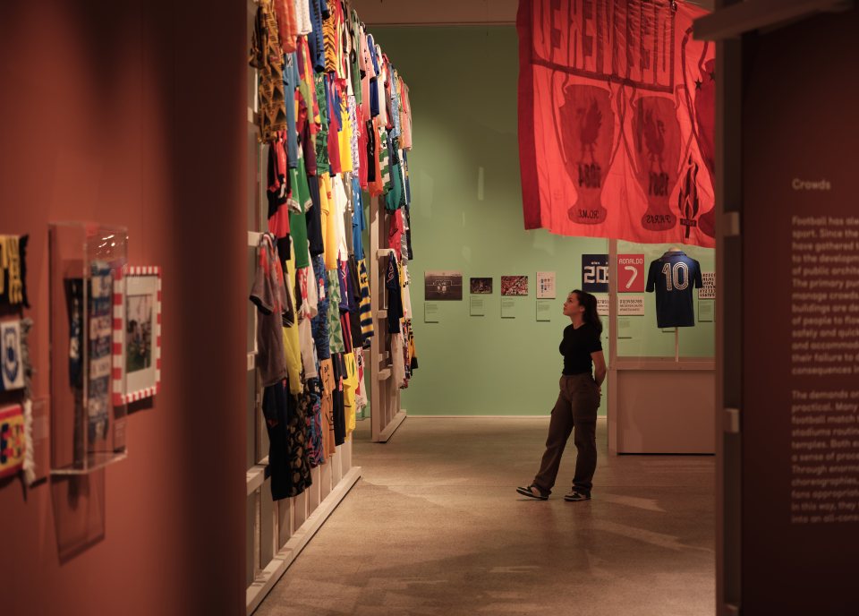 Lo más destacado de la exposición es una pared de camisetas de fútbol, ​​desde camisetas clásicas hasta camisetas geniales.