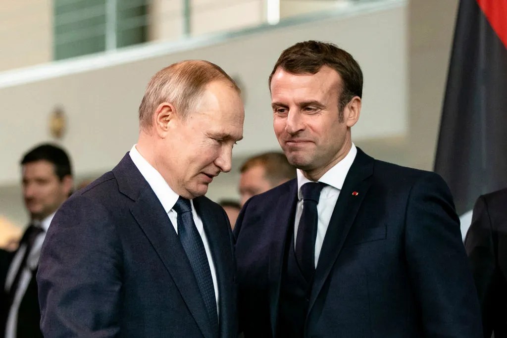 French President Emmanuel Macron (R) and Russian President Vladimir Putin (L) arrive for a family picture at the Chancellery on January 19, 2020 in Berlin, Germany. (Photo by Emmanuele Contini/Getty Images)
