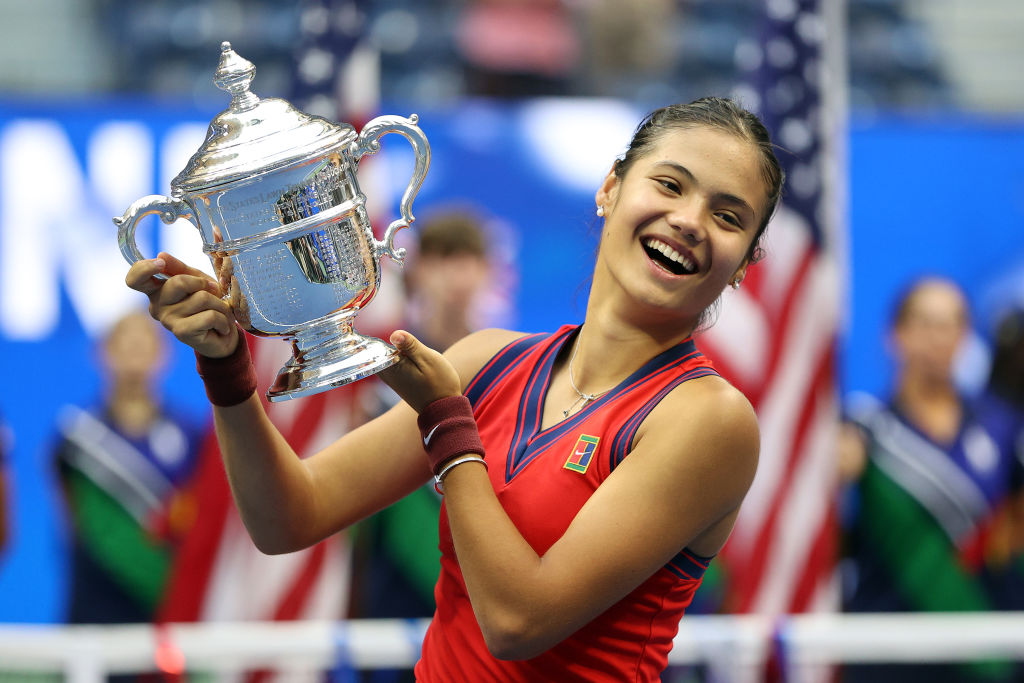 NEW YORK, NEW YORK - SEPTEMBER 11: Emma Raducanu of Great Britain celebrates with the championship trophy after defeating Leylah Annie Fernandez of Canada during their Women's Singles final match on Day Thirteen of the 2021 US Open at the USTA Billie Jean King National Tennis Center on September 11, 2021 in the Flushing neighborhood of the Queens borough of New York City. (Photo by Elsa/Getty Images)