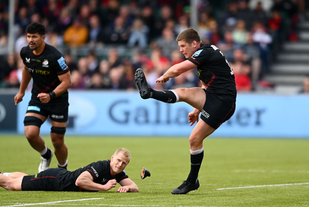 Saracens fly-half Owen Farrell kicked 18 points as his side beat Exeter Chiefs in the Premiership. Others continue the playoff race.