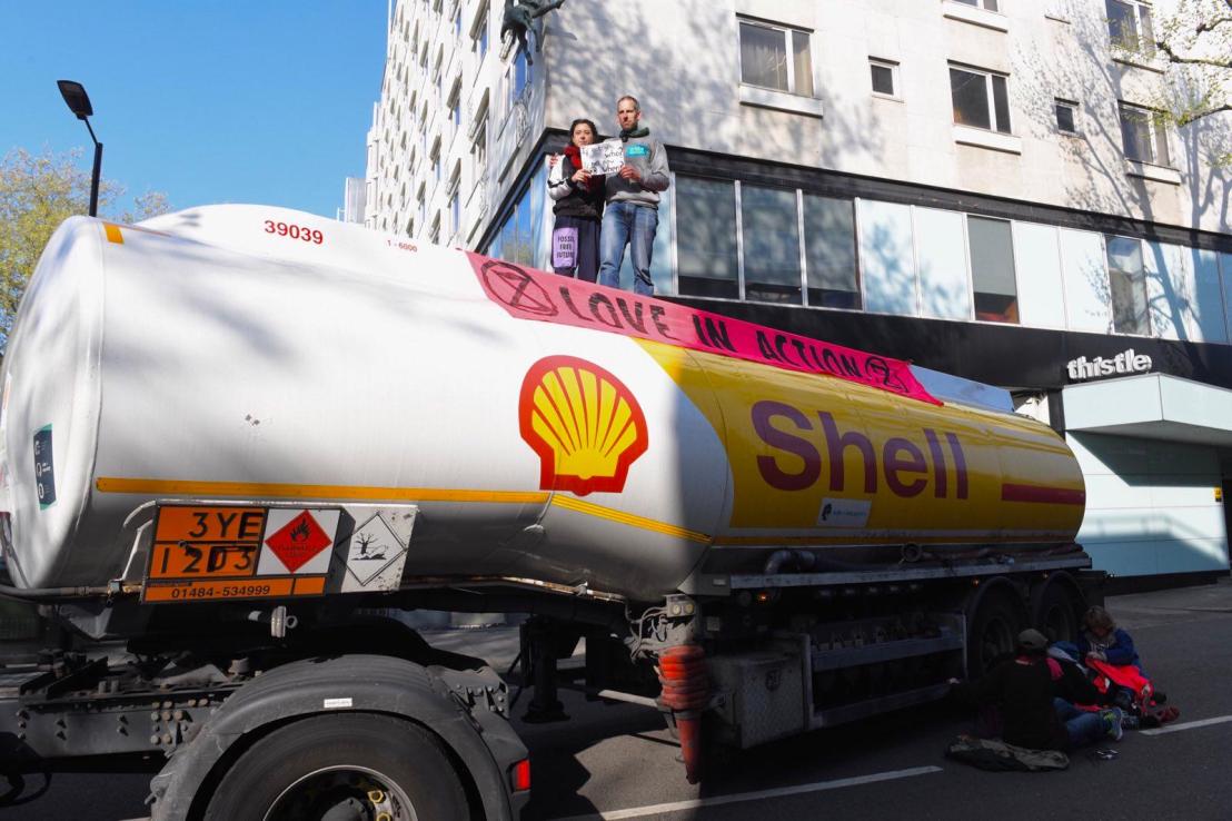 Climate change activists have scaled a Shell oil tanker. (Photo: Extinction Rebellion).