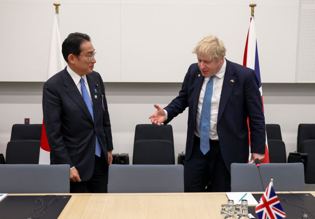 岸田首相がロンドンでビジネスリーダーと会談する中、日本は英国と歴史的な防衛協定に署名