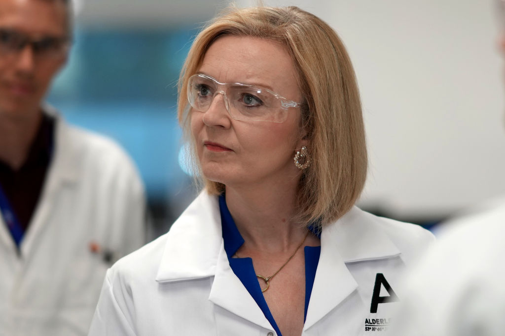 MANCHESTER, ENGLAND - AUGUST 10: Conservative Leadership hopeful Liz Truss speaks to scientists during a campaign visit to a life sciences laboratory at Alderley Park, Alderley Edge,  on August 10, 2022 in Manchester, England. Truss is vying to be Conservative Party leader - and therefore the next Prime Minister - in a contest that concludes early next month. (Photo by Christopher Furlong/Getty Images)