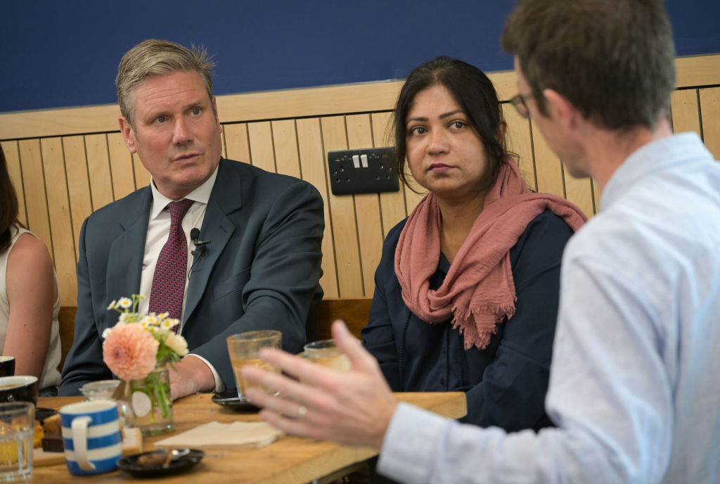 EXETER, ENGLAND - AUGUST 15: Labour Party leader Sir Keir Starmer meets people at Park Life Heavitree community group cafe, to talk about Cost-Of-Living Crisis, on August 15, 2022 in Exeter, England. The Labour Party leader offered his proposal as the UK is experiencing rising inflation and a steep increase in the cost of gas and electricity. (Photo by Finnbarr Webster/Getty Images)