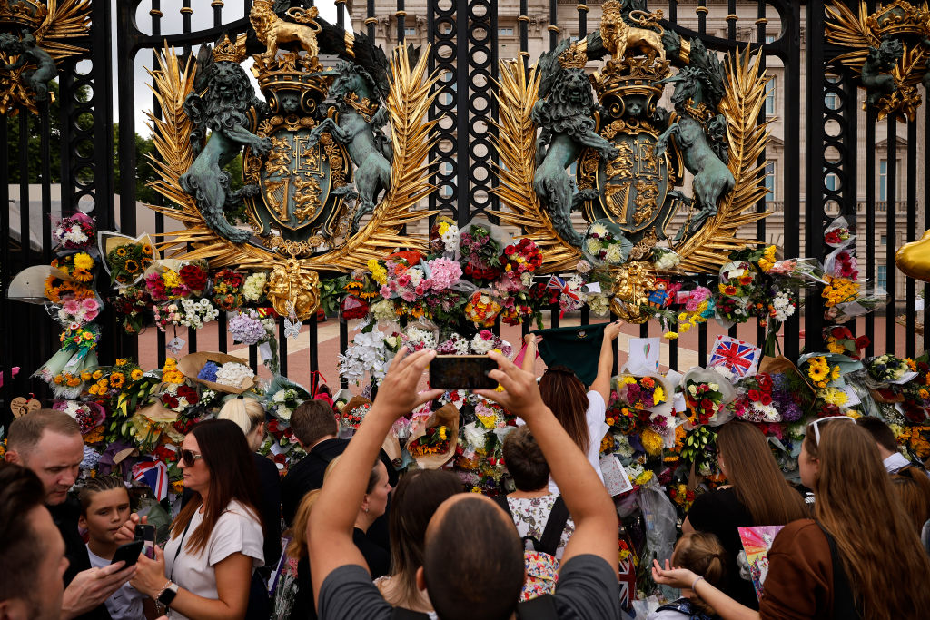 Congestion is expected to hit London as hundreds of thousands of mourners flock to the capital to pay their respects to the Queen. (Photo by Chip Somodevilla/Getty Images)