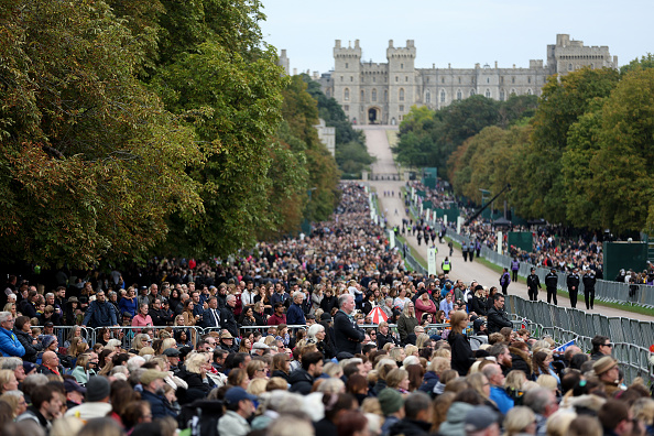 Members of the public watch the State funeral of Queen Elizabeth II on big screens on the Long walk on September 19, 2022 in Windsor (Photo by Richard Heathcote/Getty Images)