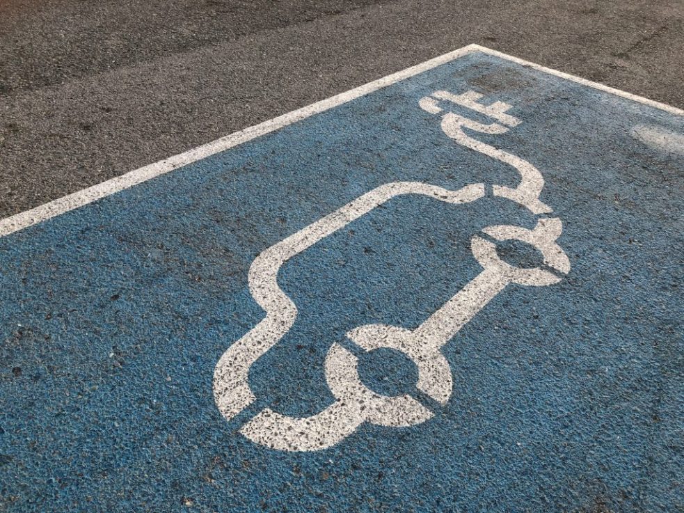 Motoring groups have called on the government to decouple the wholesale price of electricity from gas in a bid to bring down the costs associated with running an electric vehicle (EV). 