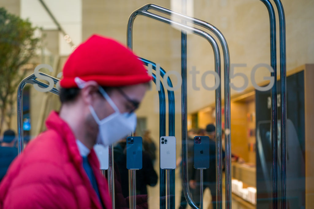LONDON, ENGLAND - OCTOBER 23: The new iPhone 12 and iPhone 12 Pro on display in the window of the Apple Store on Regent Street on October 23, 2020 in London, England. Apple's latest 5G smartphones go on sale in the UK today. The iPhone 12 Mini and iPhone 12 Pro Max will be available from November 13. Footage by Ming Yeung/Getty Images)