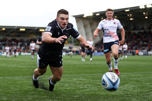 Mateo Carreras of Newcastle Falcons scoring a try