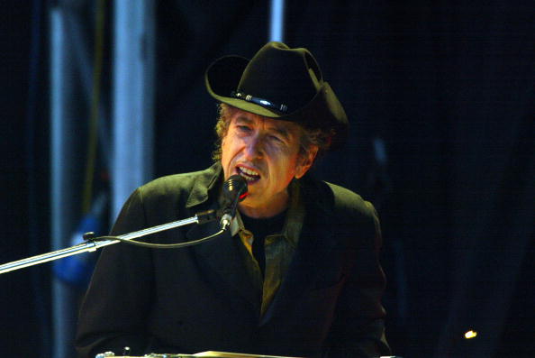Bob Dylan says sorry for book signing faux pa